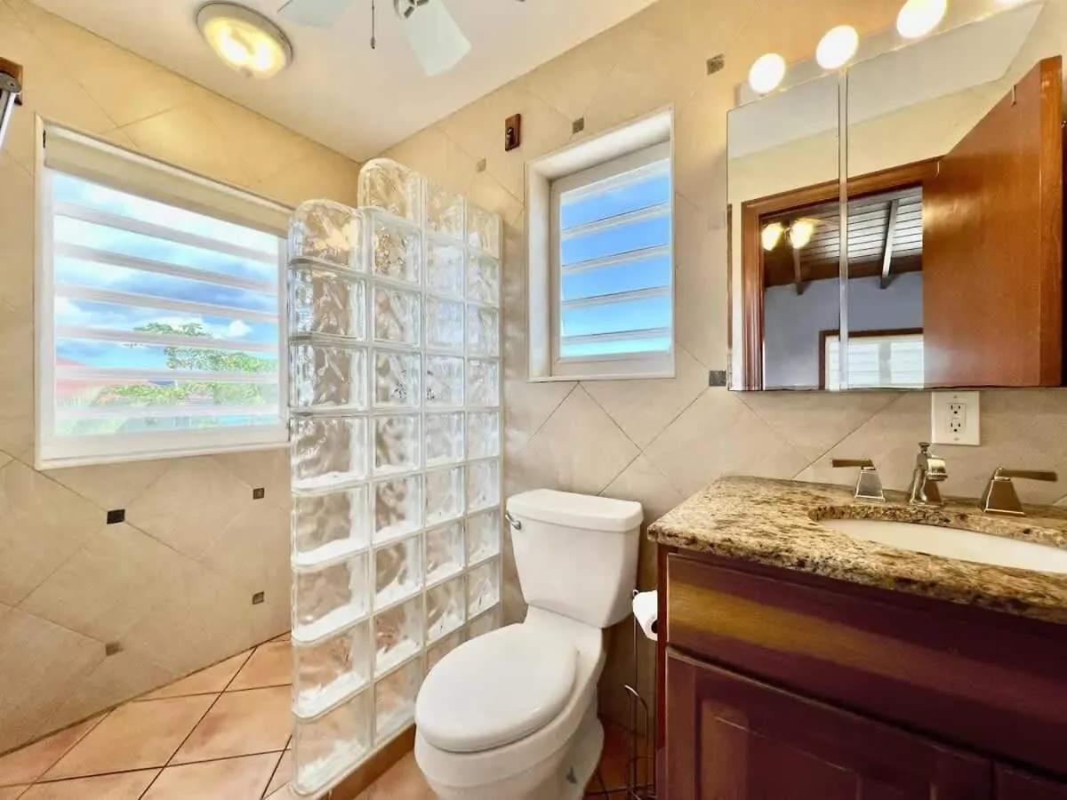 Oceanfront Cottage With Pool East End  بيت للعطل